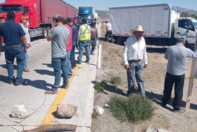 Vecinos apoyan con agua y comida a conductores varados