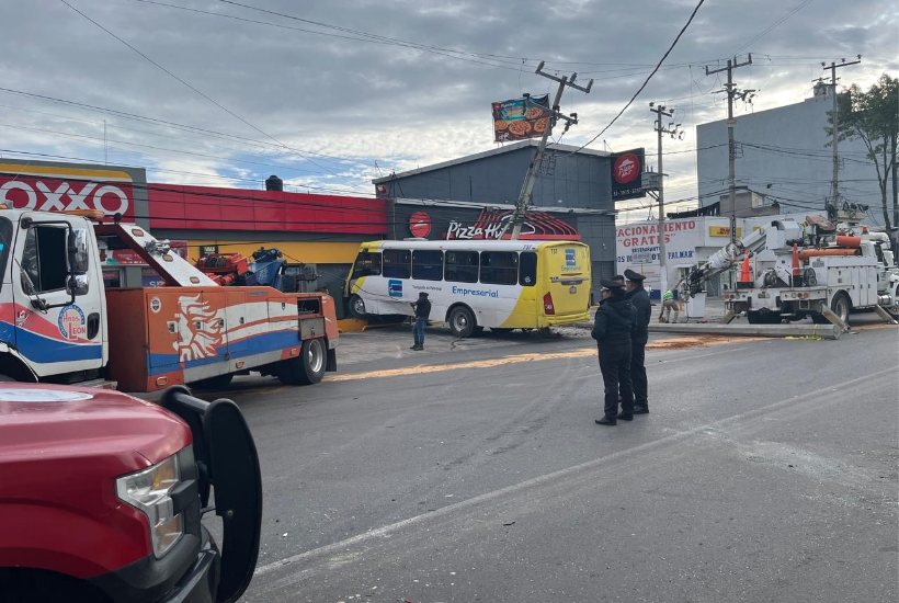 Tras chocar con un auto el autobús se impactó contra la tienda dd autoservicio