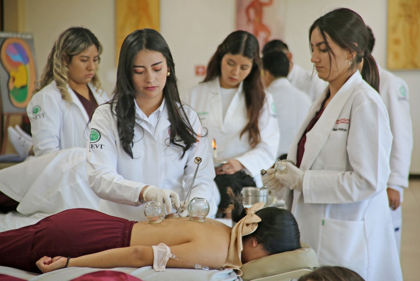 Se les otorgan hasta 350 mil pesos por estudiante. Foto: Gobierno del Edomex 