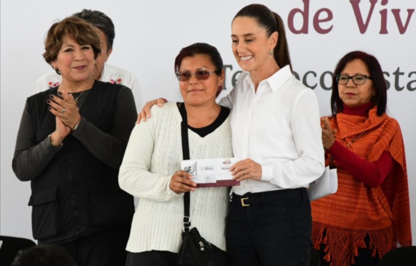 La presidenta Claudia Sheinbaum y la gobernadora Delfina Gómez entregaron arjetas del Programa de Mejoramiento de Vivienda para el Bienestar en Ecatepec. FOTO: @delfinagomeza