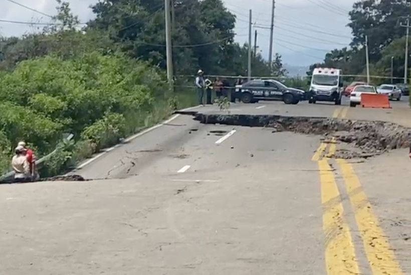 Hundimiento y socavón en el kilómetro 38 +200 de la carretera Tenancingo-Tenango