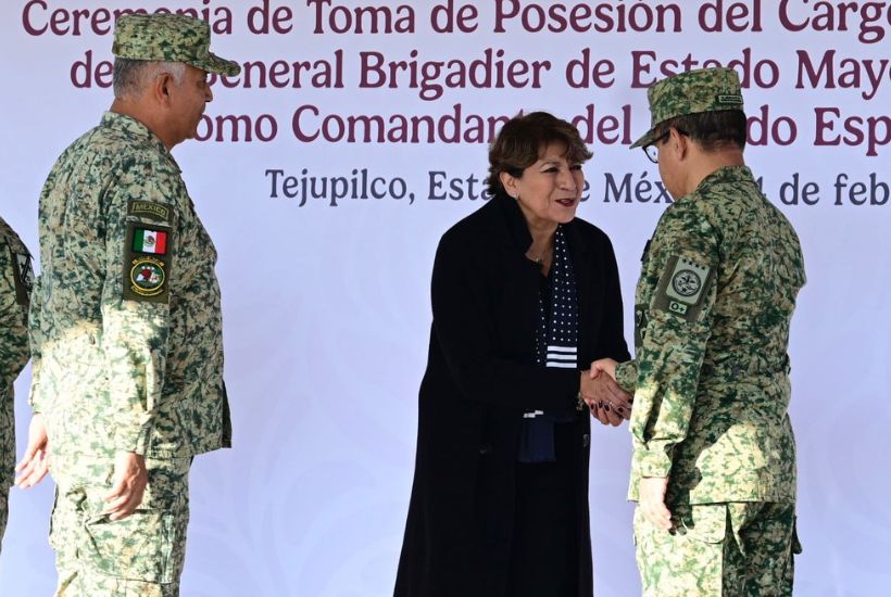 El general Rubén Ortiz Cano y la gobernadora Delfina Gómez en la ceremonia de instalación del Mando Especial en Texcaltitlán. 