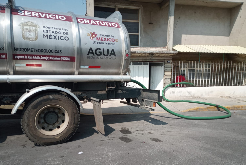 El Gobierno del Estado de México dispuso de pipas para mantener el abastecimiento de agua durante las obras. Foto: GEM