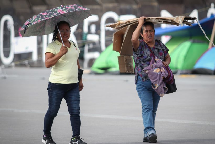 Ciudadanos  padecen por ola de calor 