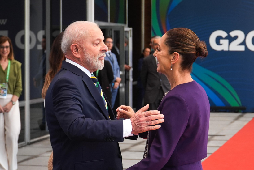 La presidenta Claudia Sheibaum fue recibida por su homólogo brasileño Lis Inacio “Lula” da Silva, quien le dio la bienvenida. Foto: Presidencia