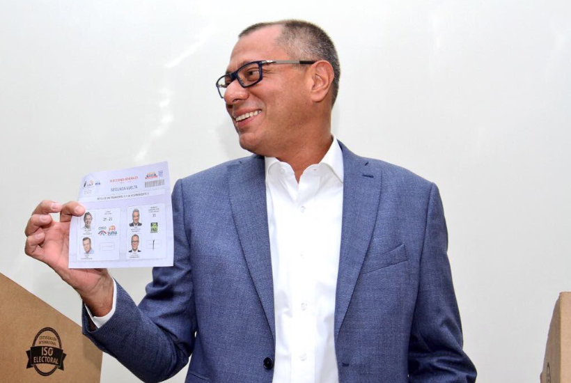 Mediante un salvoconducto se busca que sea trasladado a un tercer país. Foto: @JorgeGlas