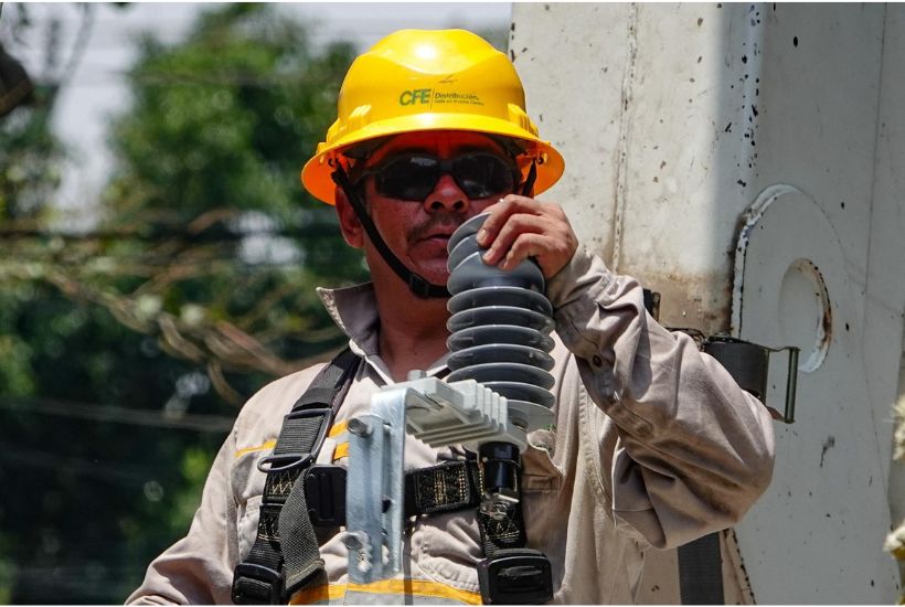 trabajador de CFE