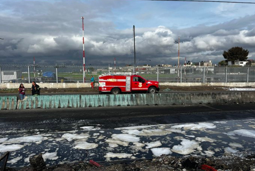 Realizan limpieza por combustible derramado en colonia Ciudad Lago