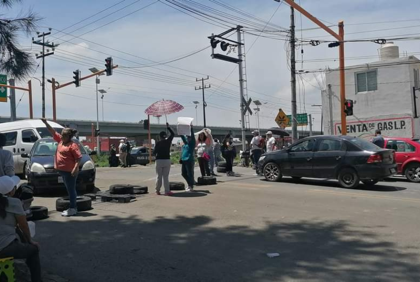 Vecinos aseguran que llevan meses sin agua de la red y deben comprar pipas para abastecerse. Foto: @AveFenix