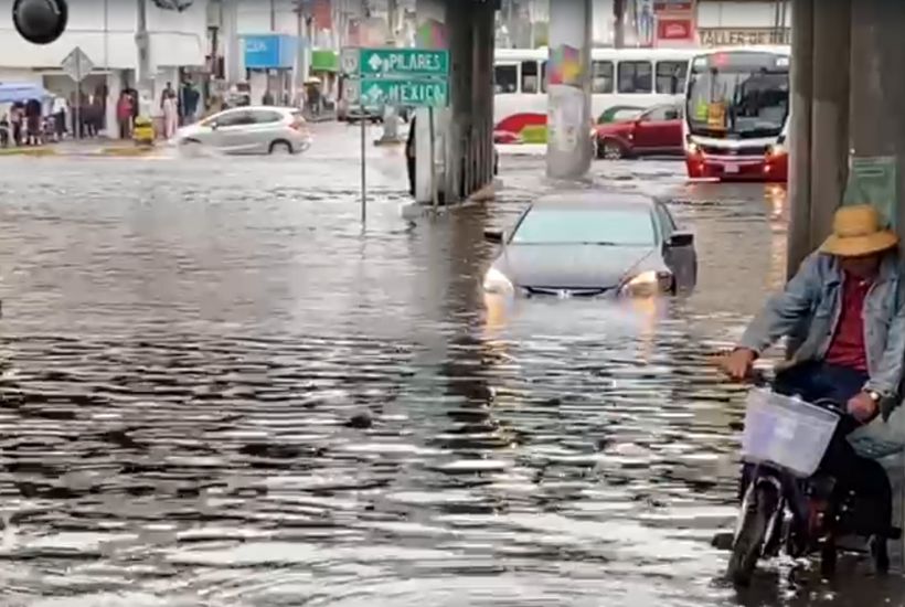 En Metepec y Toluca, derivado de las fuertes lluvias que se registraron la tarde de este viernes, diversas vialidades resultaron afectadas, donde el nivel de agua subió provocando caos vial y encharcamientos.