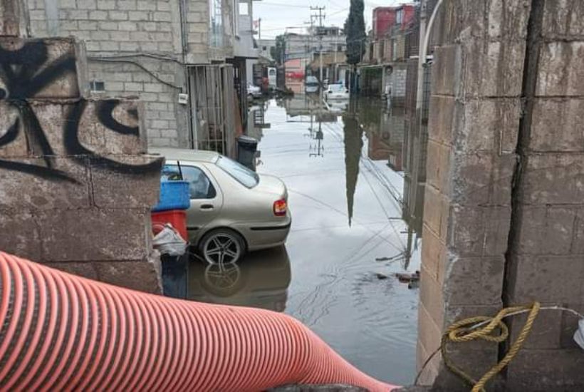 Desbordamiento del Canal Arenal en el Fraccionamiento Rancho San Blas de Cuautitlán México 