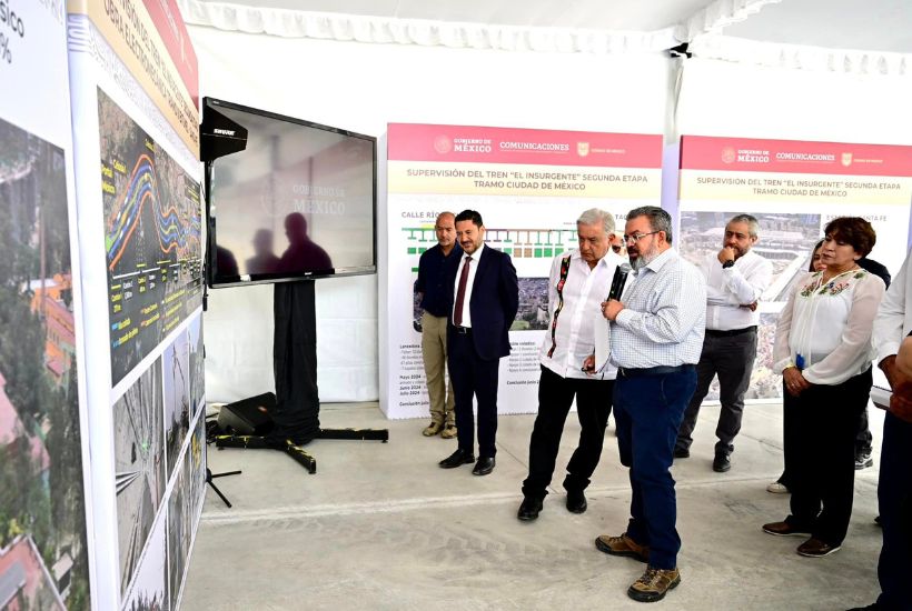 El recorrido por la estación Santa Fe del Tren Interurbano ocurrió previo a que el presidente retomara su gira para ver temas de salud. FOTO: Gobierno Edomex