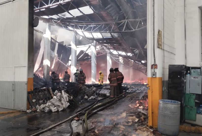 Los cuerpos de emergencia realizaron labores para sofocar el incendio en Ecatepec. Foto GEM