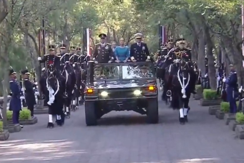 la presidenta Claudia Sheinbaum, quien no tomó la palabra, fue escoltada por las fuerzas armadas hasta llegar al Castillo de Chapultepec. FOTO: Captura @Claudiashein