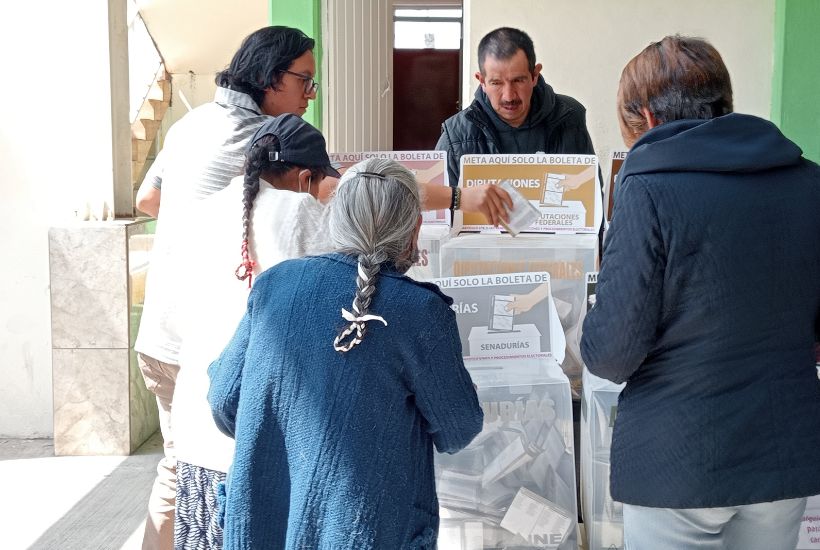 Mujeres ejercen su derecho a votar y ser votadas. Foto Alma Ríos