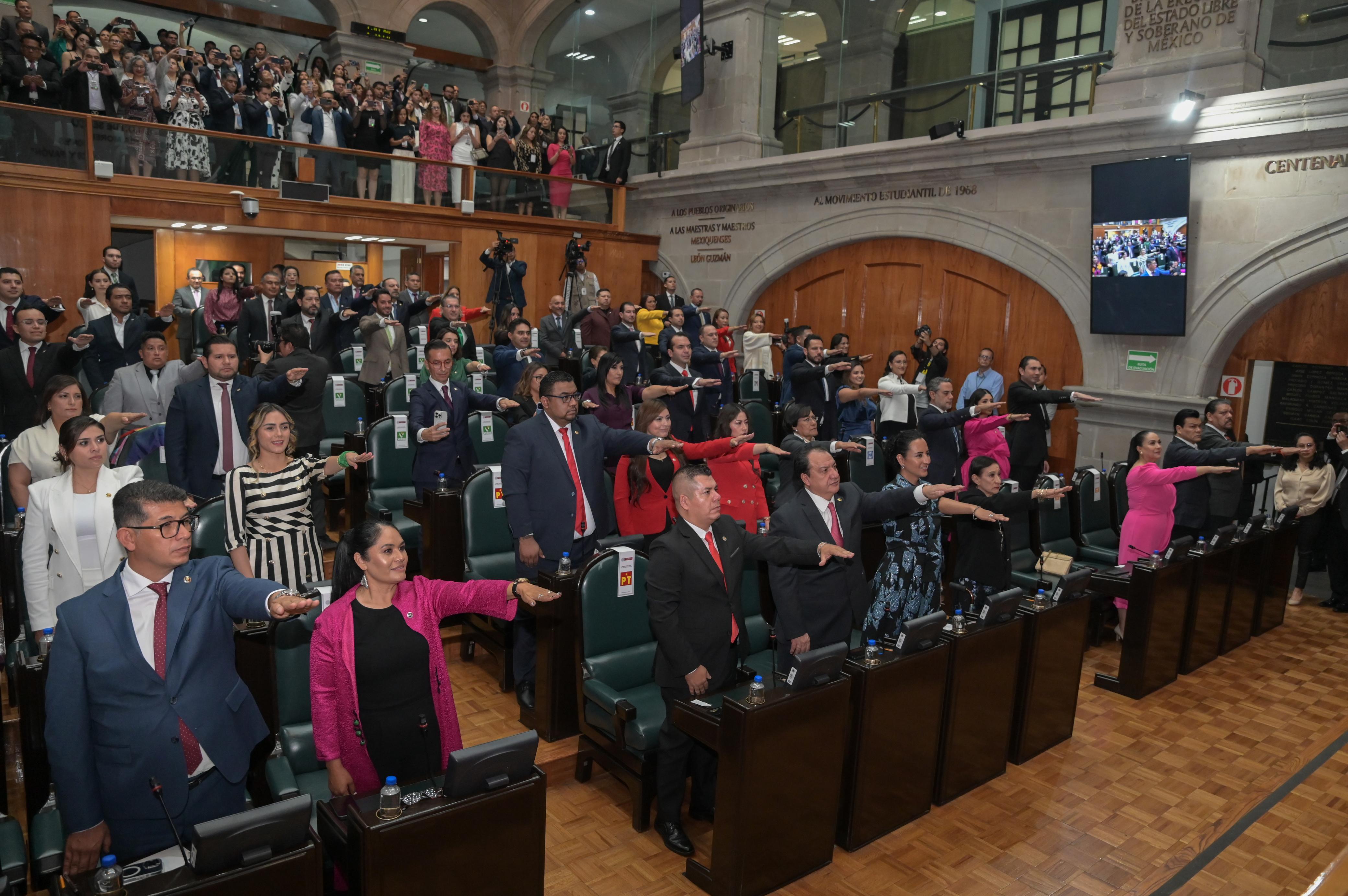 Al finalizar la sesión, la mayoría de Morena, PVEM y PT coreó "es un honor estar con Obrador". Foto: @Legismex