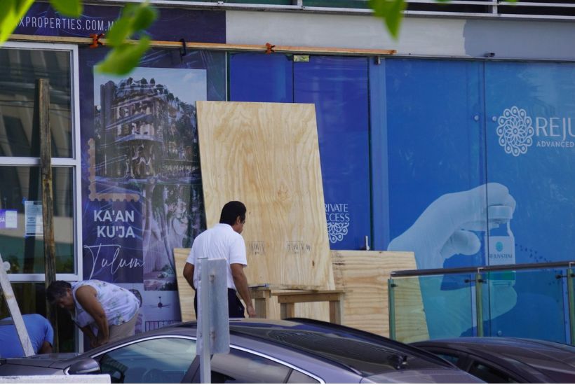 En Cancún se preparan para la llegada de Beryl