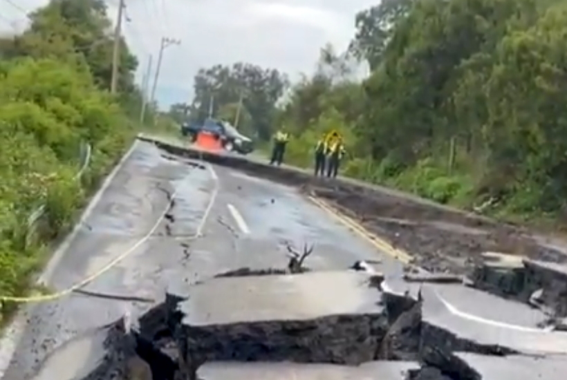 La grieta se formo derivado de las fuertes lluvias