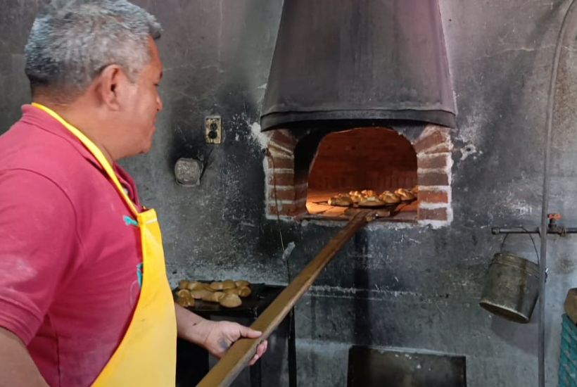 Panadero de la comunidad de San Antonio Tepetitlán