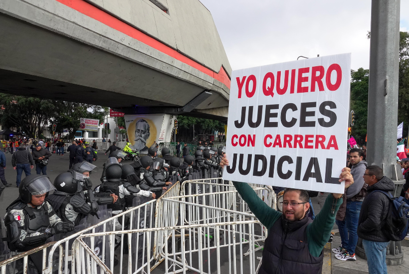 Elementos de la Policía capitalina se han apostado en formación de un cerco para impedir el avance de los inconformes y algunos quedaron encapsulados.